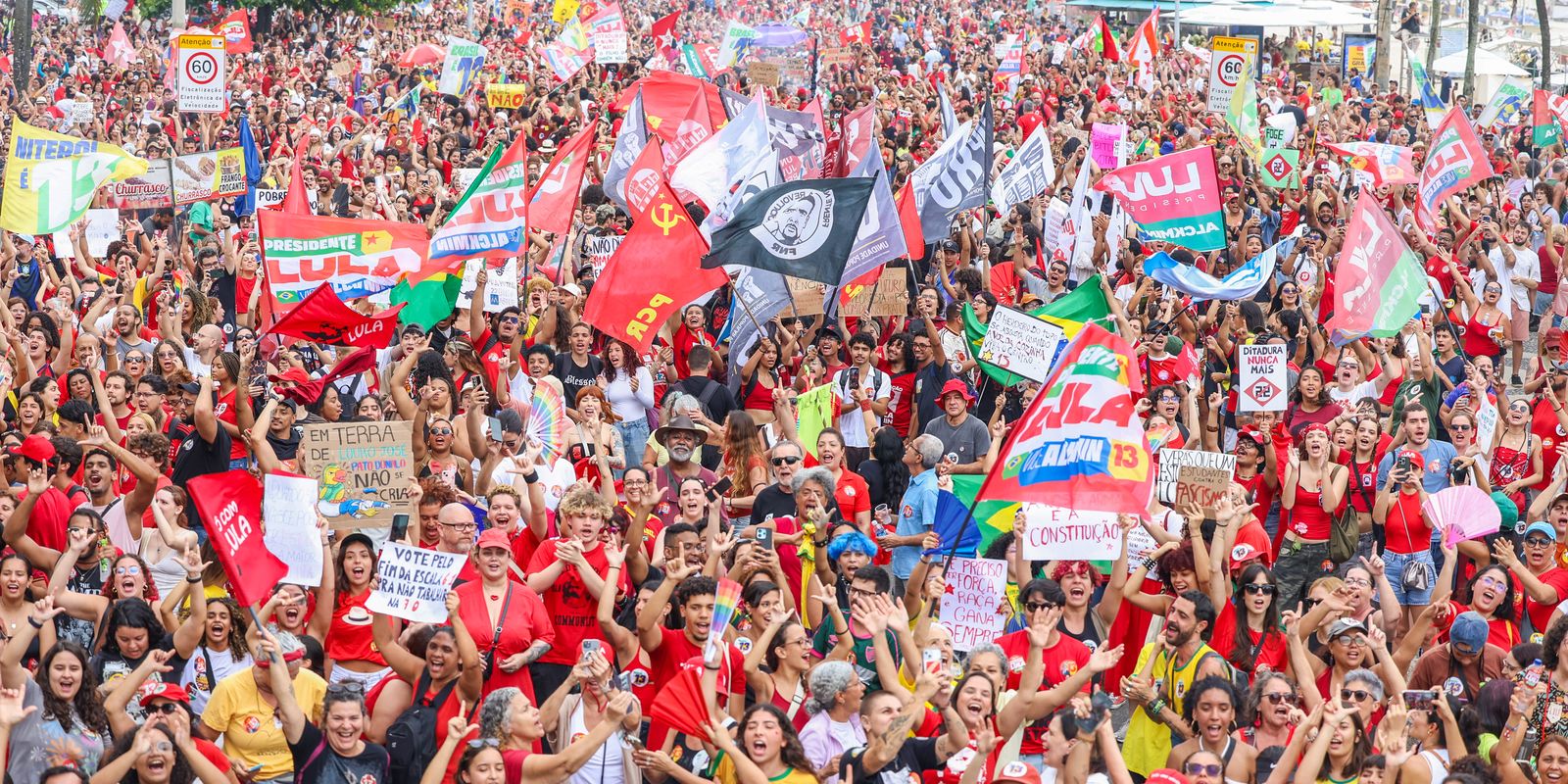 Milhares de pessoas se reúnem em Copacabana em defesa da democracia e apoio a Lula