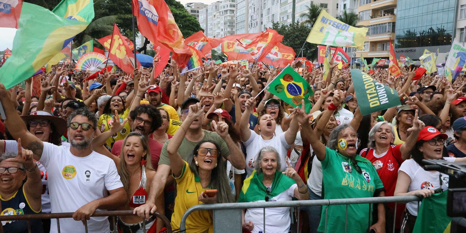 Milhares se mobilizam em apoio à democracia e à reeleição de Lula em diversas cidades