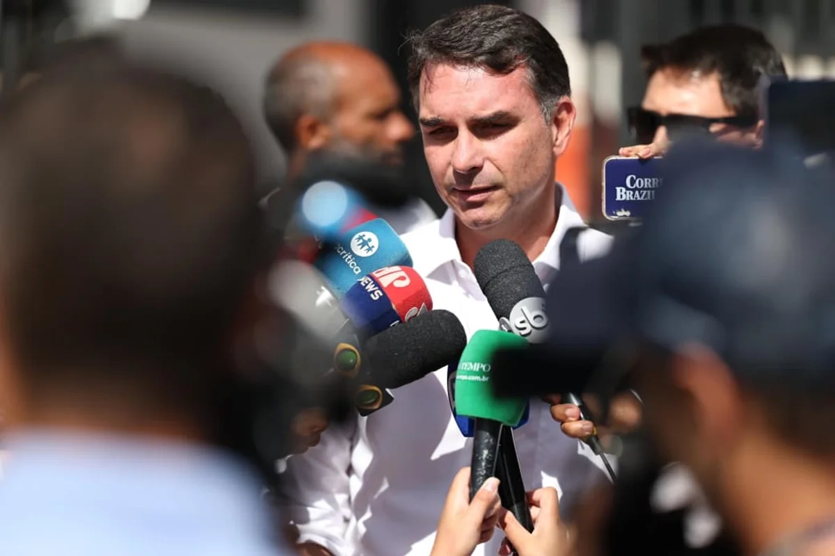 Ministro Flávio Dino determina investigação sobre suposta interferência estrangeira em campanha de Flávio Bolsonaro