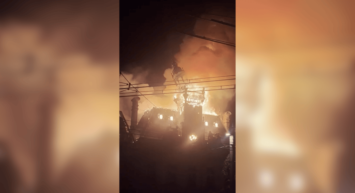 Prédio histórico em Limoges desaba após incêndio durante protestos na França