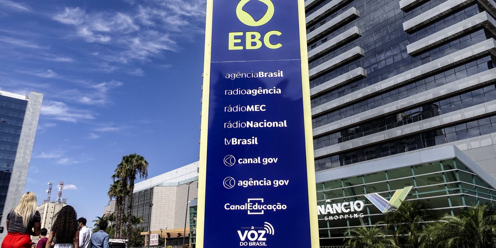 SBT reconhece erro ao atribuir falha na propaganda de Flávio Bolsonaro à EBC
