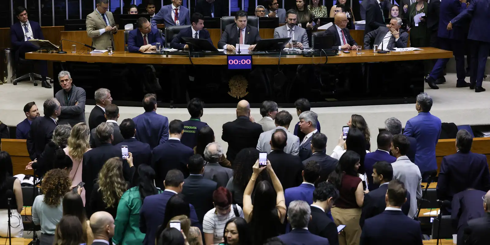 Senado votará PEC que extingue jornada 6x1 na próxima quarta-feira