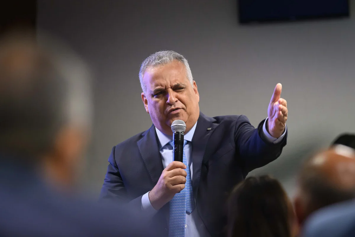 TSE determina que vice de Flávio Bolsonaro exclua vídeo com acusações contra Lula
