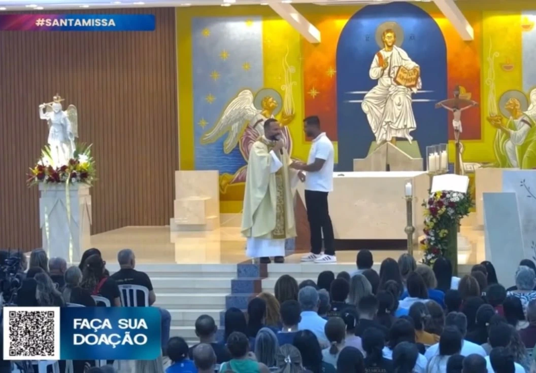 O padre Marcos Rogério, da Paróquia Nossa Senhora da Assunção, agradeceu publicamente nesta quarta-feira (30) o apoio do presidente da Câmara de Goiânia, vereador Romário Policarpo (PRD), às ações e obras sociais da comunidade. Durante a Missa da Família, celebrada semanalmente na Vila Itatiaia, o sacerdote chamou o parlamentar ao altar para uma bênção coletiva. 