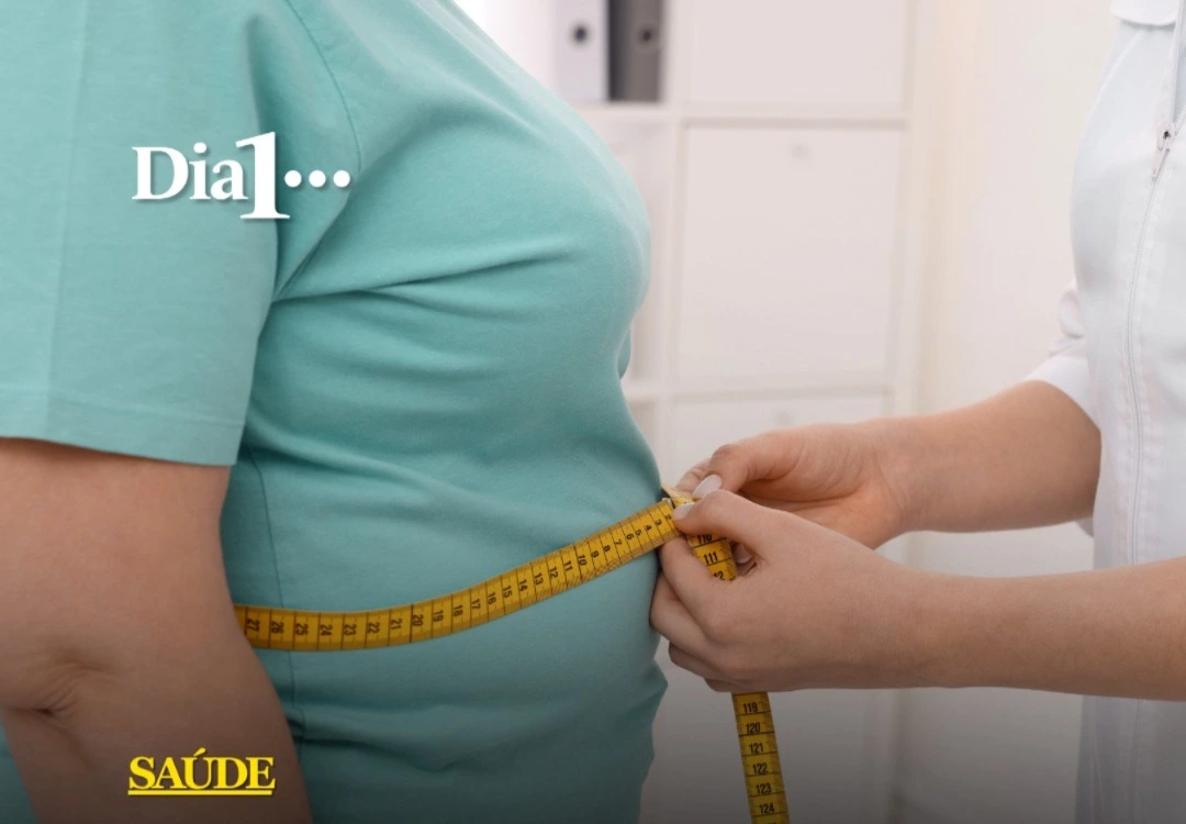 A Organização Mundial da Saúde apresentou novas orientações para o atendimento de crianças e adolescentes com obesidade. Os documentos, divulgados nesta quarta-feira (7), estabelecem recomendações para profissionais e serviços de saúde. A atualização ocorre depois de a prevalência mundial da obesidade entre pessoas de 5 a 19 anos quadruplicar desde 1990. Em 2024, aproximadamente 170 milhões de crianças e adolescentes nessa faixa etária viviam com obesidade. As novas diretrizes abordam alimentação, atividade física, sono, mudanças de comportamento e acompanhamento clínico.